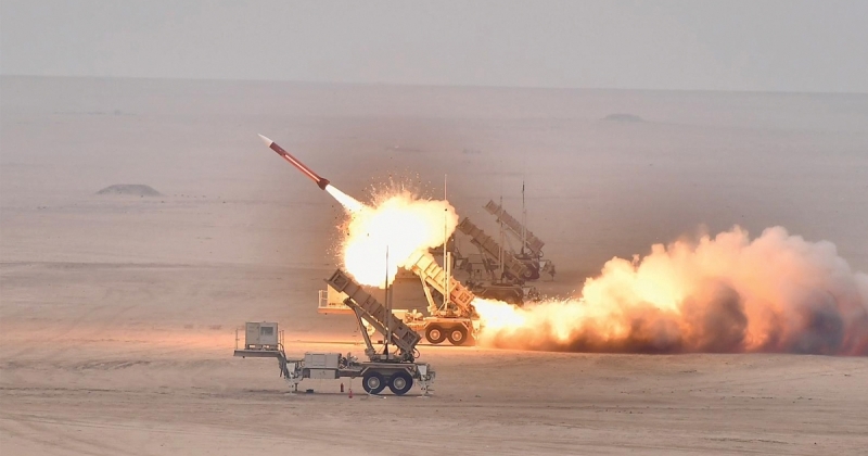 الدفاعات الجوية الكويتية تتصدى حاليًا لهجمات صاروخية وطائرات مسيرة معادية