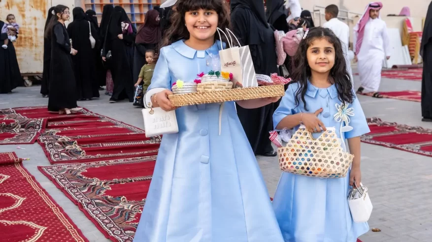 العيدية.. تقليد اجتماعي يصنع الفرحة للأطفال في جدة
