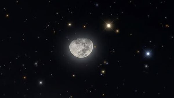 اقتران القمر بالمشتري ورأسي التوأم يزيّن سماء المملكة