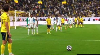 النصر يفوز على نيوم في اللحظات الأخيرة ويواصل صدارة الدوري