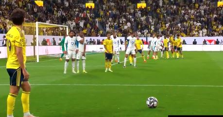 النصر يفوز على نيوم في اللحظات الأخيرة ويواصل صدارة الدوري