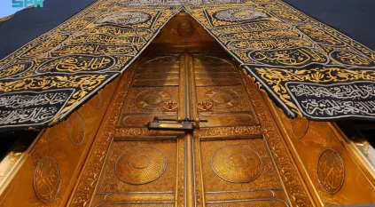 باب الكعبة المشرفة.. إرثٌ تاريخي وصناعة فنية تُجسّد عناية المملكة ببيت الله الحرام