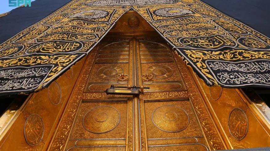 باب الكعبة المشرفة.. إرثٌ تاريخي وصناعة فنية تُجسّد عناية المملكة ببيت الله الحرام