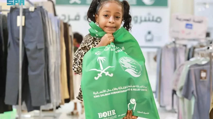 سلمان للإغاثة يوزّع كسوة العيد والهدايا على الأطفال في عدن