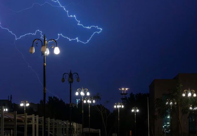 هطول أمطار الخير على تبوك