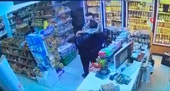 بالفيديو.. جريمة صادمة داخل متجر في أنطاليا التركية