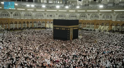 صحن المطاف.. مشهد تعبدي تتجلّى فيه عظمة المكان ووحدة القاصدين