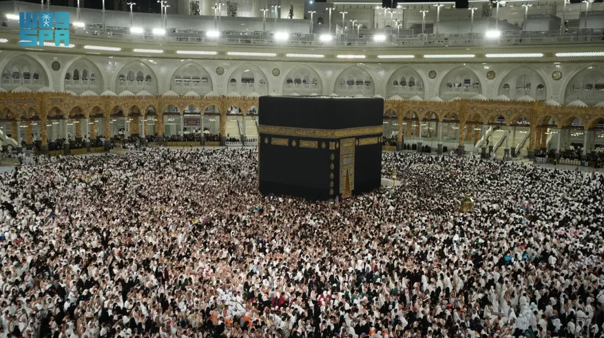 صحن المطاف.. مشهد تعبدي تتجلّى فيه عظمة المكان ووحدة القاصدين