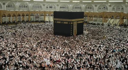 صحن المطاف.. مشهد تعبدي تتجلّى فيه عظمة المكان ووحدة القاصدين