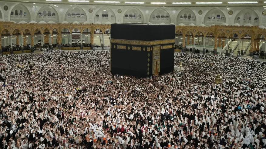 صحن المطاف.. مشهد تعبدي تتجلّى فيه عظمة المكان ووحدة القاصدين