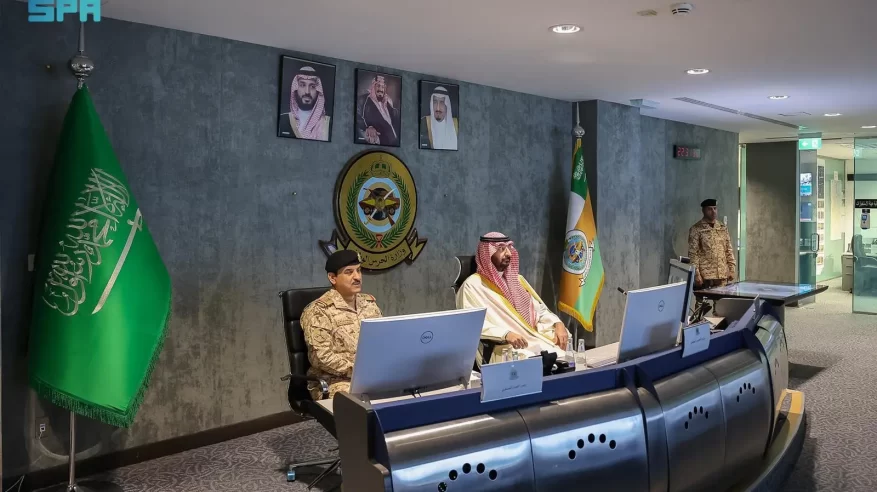 عبدالله بن بندر يتفقد مركز القيادة الرئيسي ويعايد منسوبي الحرس الوطني