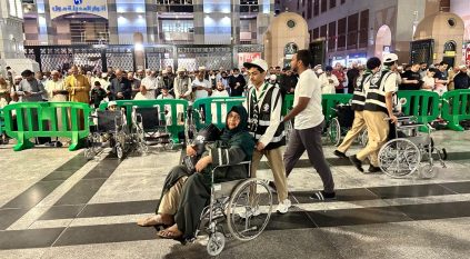 الكشافة يدفعون عربات الرحمة في ساحات الحرمين لخدمة كبار السن وذوي الإعاقة