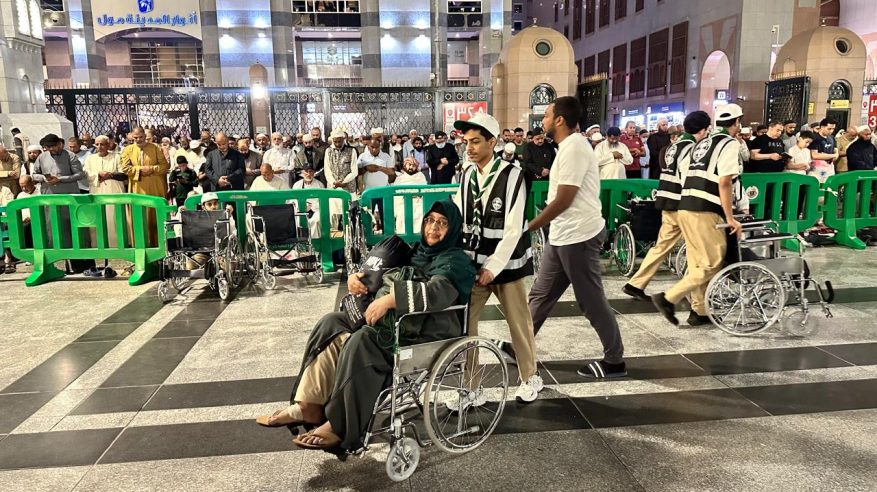 الكشافة يدفعون عربات الرحمة في ساحات الحرمين لخدمة كبار السن وذوي الإعاقة