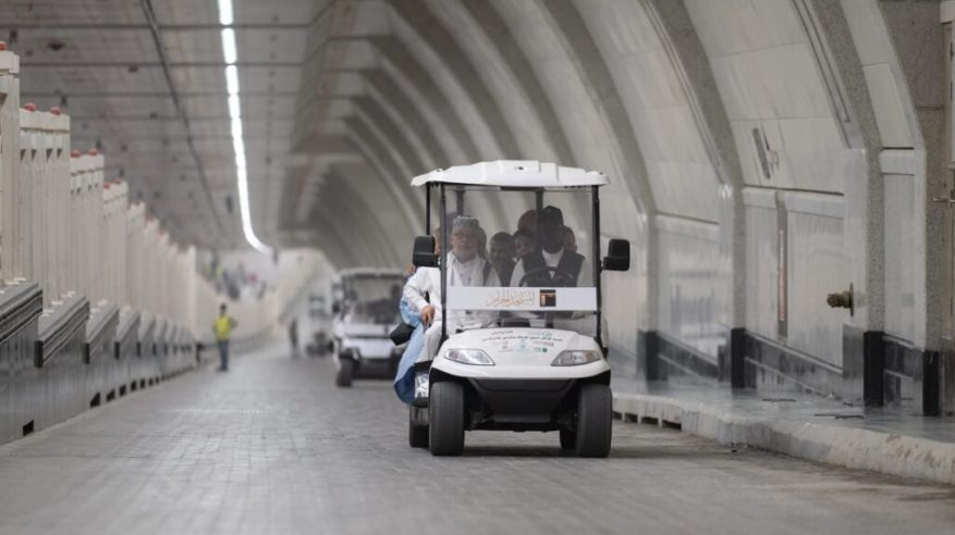 عناية خاصة بكبار السن.. مسارات مخصصة وعربات كبيرة تسهّل الوصول إلى المسجد الحرام