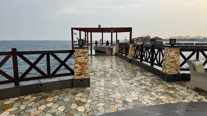 الأجواء الغائمة في جدة تضفي مشاهد طبيعية تجذب الزوار إلى واجهاتها البحرية