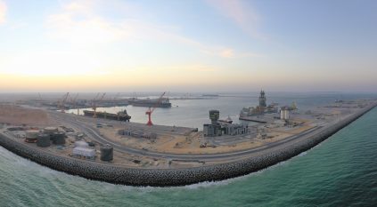 مسيرات تستهدف خزانات الوقود بميناء الدقم بسلطنة عُمان