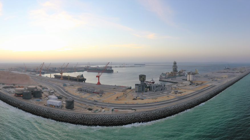 مسيرات تستهدف خزانات الوقود بميناء الدقم بسلطنة عُمان