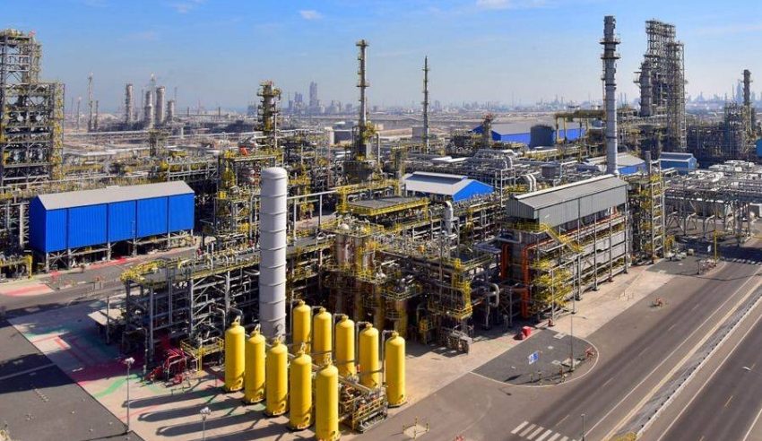 إصابة عاملين إثر سقوط شظايا في مصفاة ميناء الأحمدي بالكويت