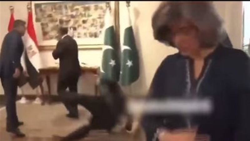 سقوط مفاجئ لوزير خارجية باكستان خلال استقباله وزراء الخارجية في إسلام آباد