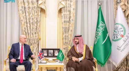 خالد بن  سلمان يستعرض الشراكة الإستراتيجية الدفاعية مع وزير الدفاع البريطاني