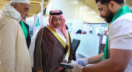 قنصل السعودية ومدير الحج بكراتشي يزوران صالة مبادرة طريق مكة بمطار جناح الدولي بباكستان