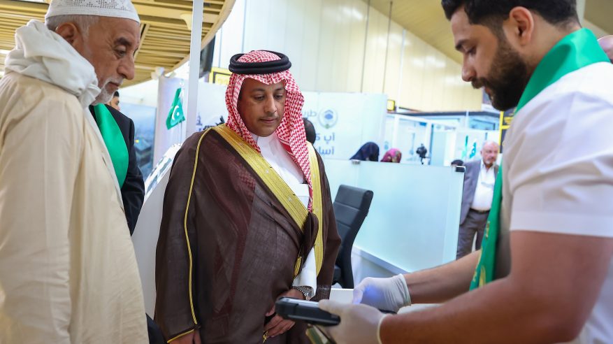 قنصل السعودية ومدير الحج بكراتشي يزوران صالة مبادرة طريق مكة بمطار جناح الدولي بباكستان