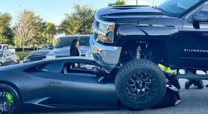 سعرها 340 ألف دولار.. سيدة تسحق لامبورغيني باهظة الثمن دون أن تلاحظ