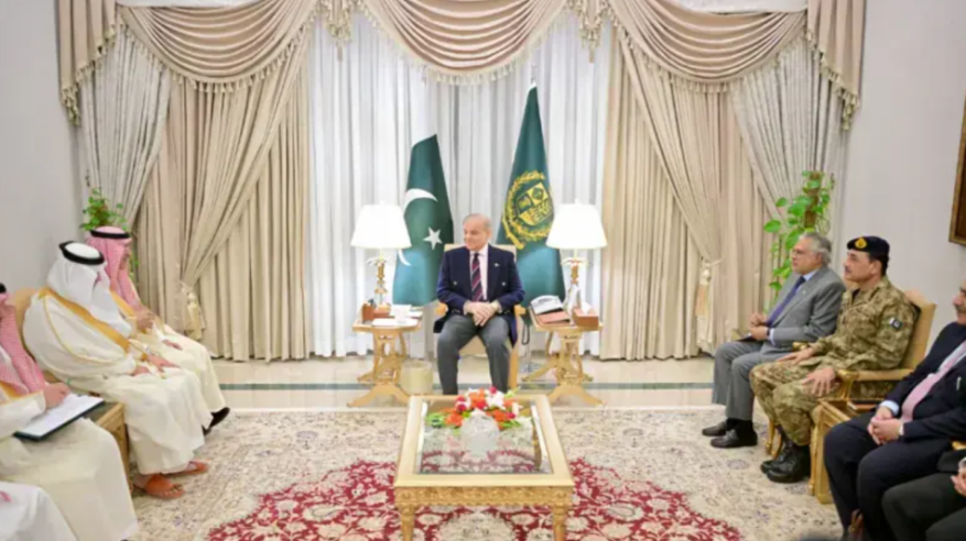 شهباز شريف يستقبل الجدعان في إسلام آباد.. شراكة سعودية باكستانية