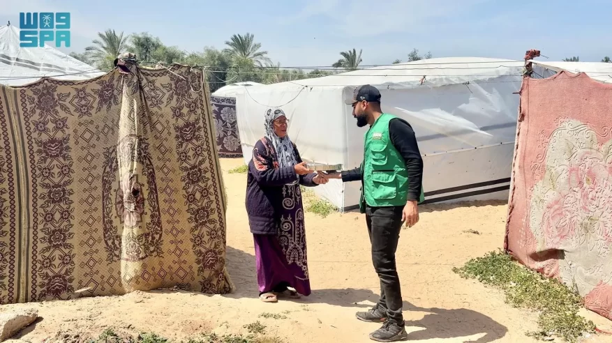 سلمان للإغاثة يوزع 24,750 وجبة غذائية ساخنة في قطاع غزة
