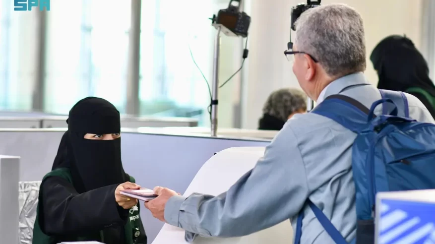 الجوازات بمطار الأمير محمد بن عبدالعزيز تستقبل أولى رحلات ضيوف الرحمن من تركيا