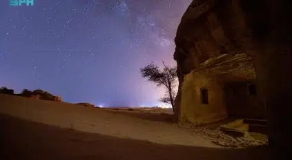 حين يُخفي الليل معالم الصحراء.. تتحوّل النجوم إلى دليل وهداية ترسم دروب الحجيج