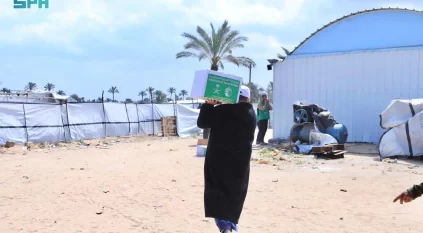 سلمان للإغاثة يوزّع (1.132) سلة غذائية في مدينة خان يونس بقطاع غزة