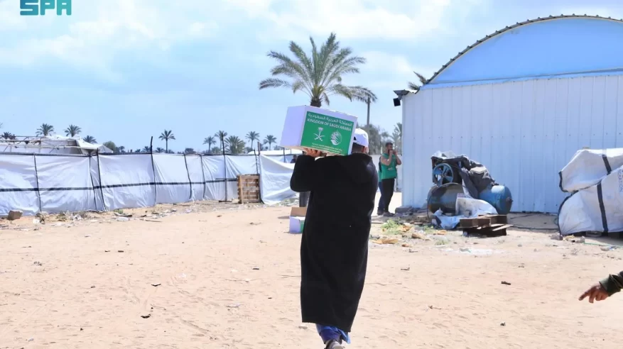 سلمان للإغاثة يوزّع (1.132) سلة غذائية في مدينة خان يونس بقطاع غزة