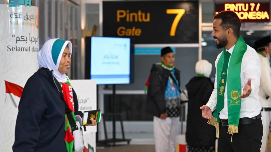 مغادرة أولى رحلات مستفيدي مبادرة طريق مكة من سولو الإندونيسية 