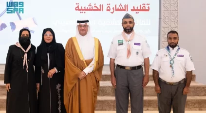 محافظ الأحساء يقلّد أول قائدة كشفية بالمنطقة الشرقية الشارة الخشبية