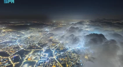 مساء أبها.. ضباب وغيوم تعانق قممها في مشهدٍ آسر