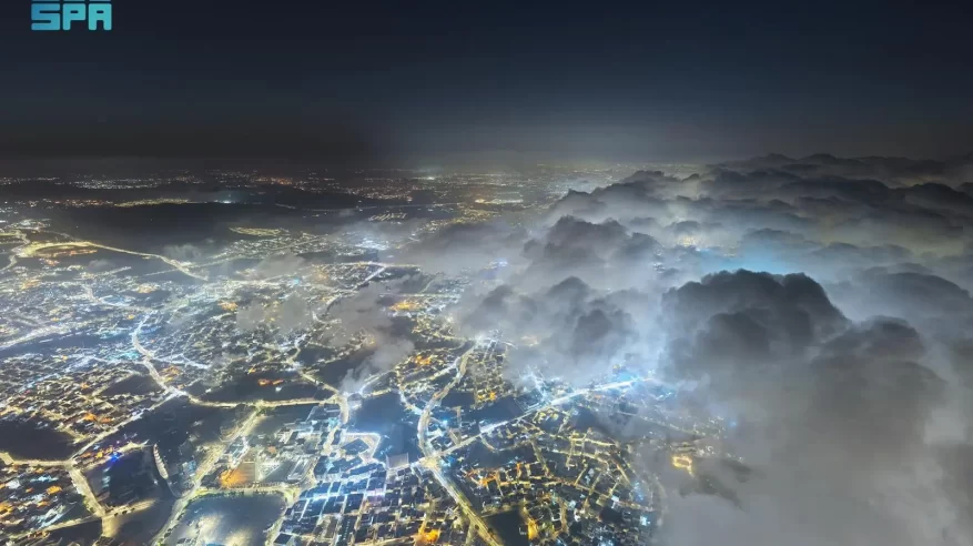 مساء أبها.. ضباب وغيوم تعانق قممها في مشهدٍ آسر