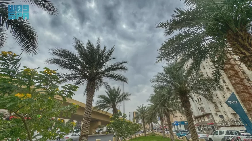 السحب تزين سماء مكة المكرمة في مشهدٍ يخطف الأنظار