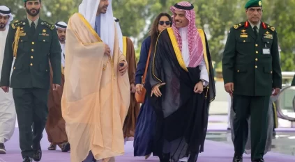 وزير خارجية الإمارات يصل إلى جدة وفيصل بن فرحان في استقباله