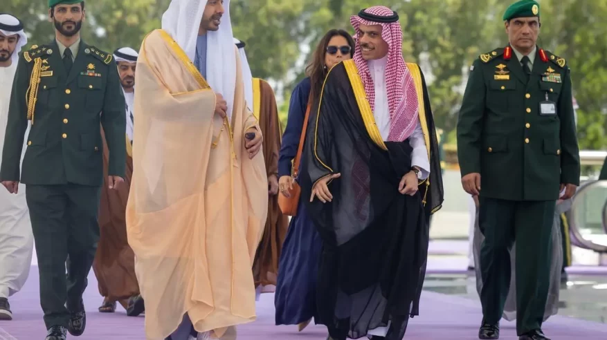 وزير خارجية الإمارات يصل إلى جدة وفيصل بن فرحان في استقباله