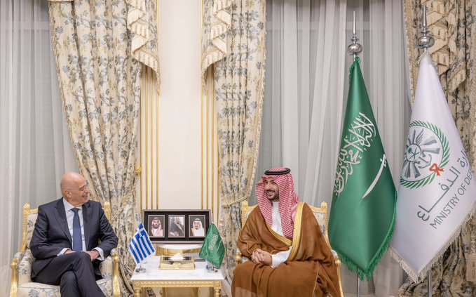 خالد بن سلمان يستعرض التعاون العسكري والدفاعي مع وزير الدفاع الوطني اليوناني