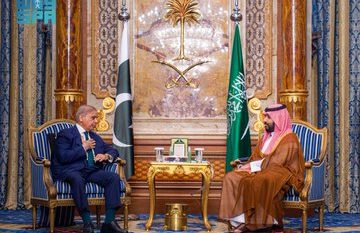 ولي العهد يستقبل رئيس وزراء باكستان