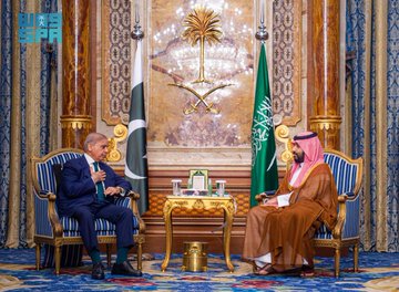 ولي العهد يستقبل رئيس وزراء باكستان