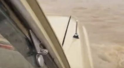 ضبط مخالفين لعبور الأودية أثناء جريانها في عسير