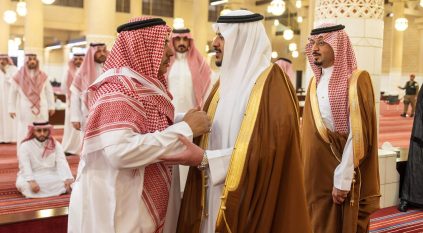 نائب أمير الرياض يؤدي صلاة الميت على الأميرة فوزية بنت سعود بن هذلول