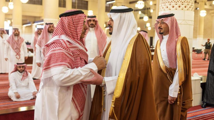 نائب أمير الرياض يؤدي صلاة الميت على الأميرة فوزية بنت سعود بن هذلول