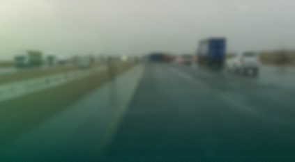 انزلاق وانقلاب 7 شاحنات على طريق القصيم – المدينة المنورة