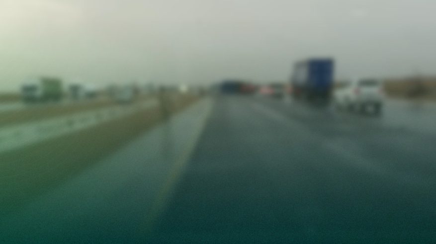 انزلاق وانقلاب 7 شاحنات على طريق القصيم – المدينة المنورة