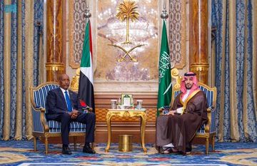ولي العهد يلتقي رئيس مجلس السيادة الانتقالي في السودان