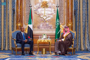 ولي العهد يلتقي رئيس مجلس السيادة الانتقالي في السودان
